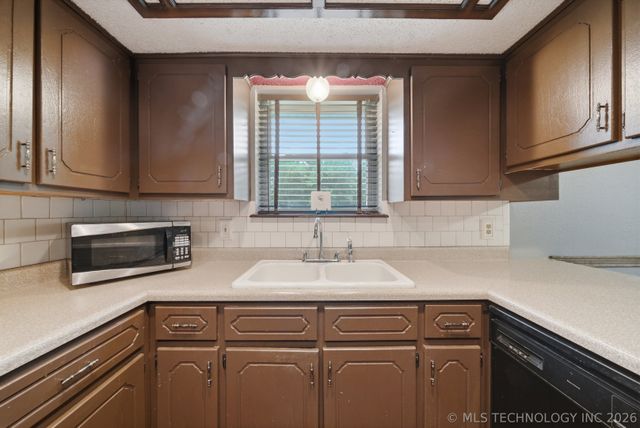 201 Country Lane, Skiatook, OK 74070