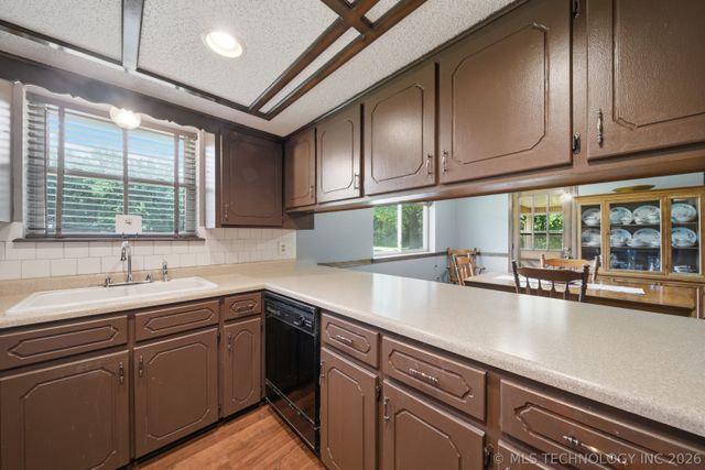 201 Country Lane, Skiatook, OK 74070