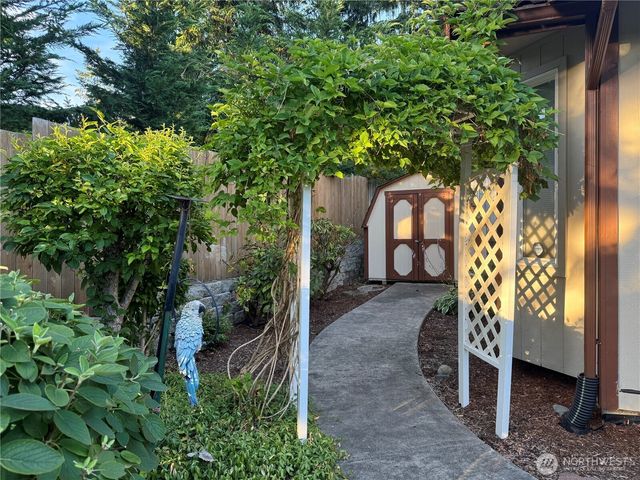 9238 Classic Drive NE, Lacey, WA 98516