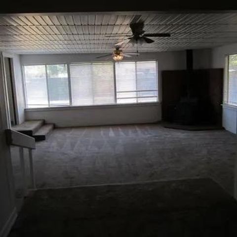 636 Newton, Dinuba, CA 93618