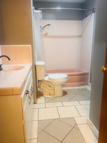 636 Newton, Dinuba, CA 93618