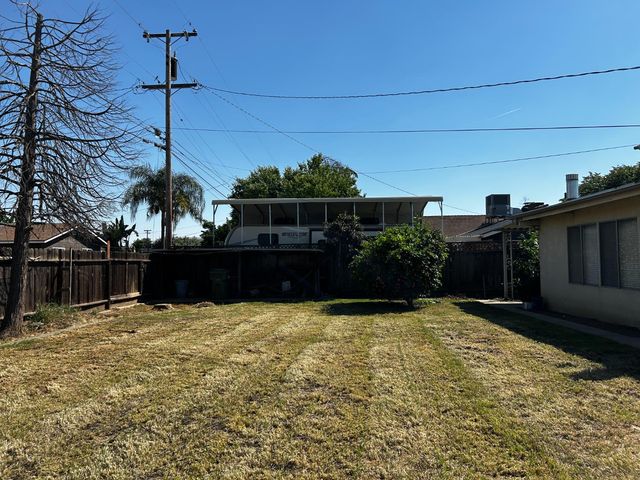 636 Newton, Dinuba, CA 93618