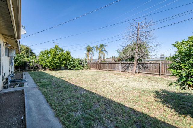 636 Newton Drive, Dinuba, CA 93618