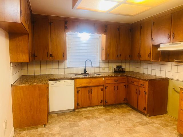 636 Newton, Dinuba, CA 93618