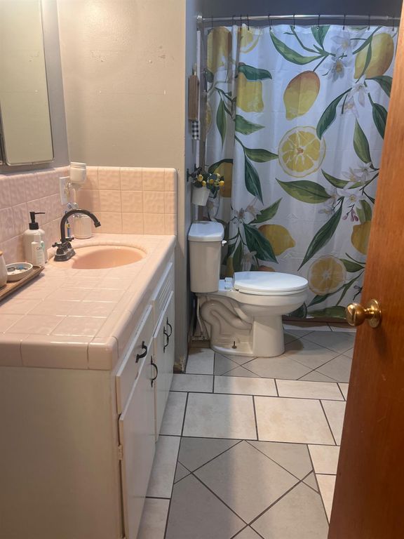 Image 16 of property listing at 636 Newton Drive, Dinuba, CA 93618