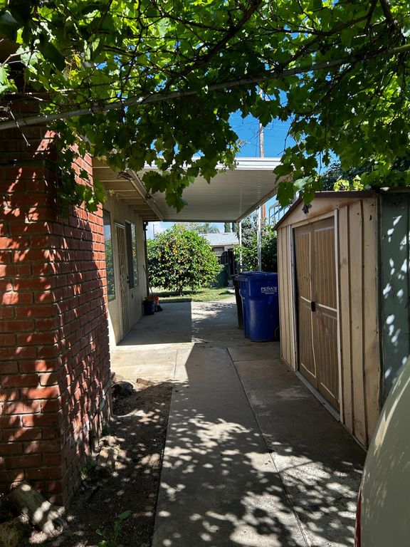 Image 18 of property listing at 636 Newton Drive, Dinuba, CA 93618