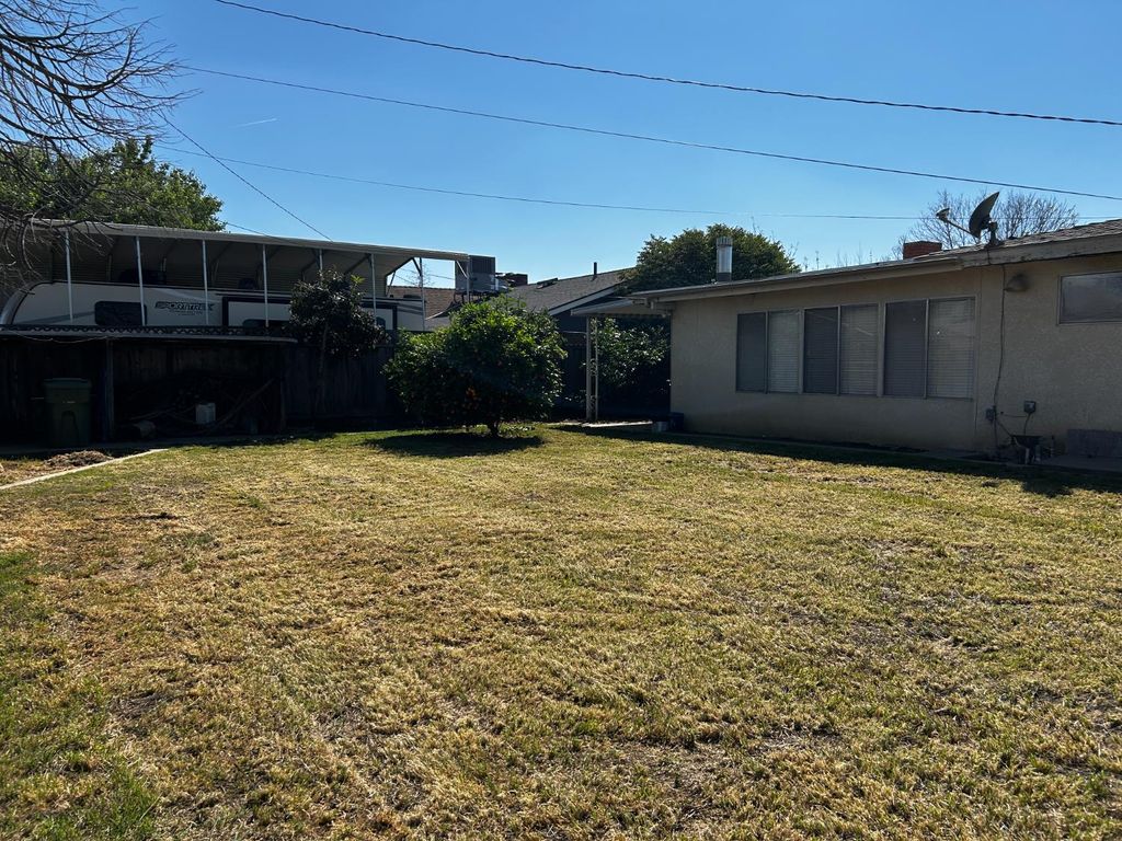 Image 19 of property listing at 636 Newton Drive, Dinuba, CA 93618