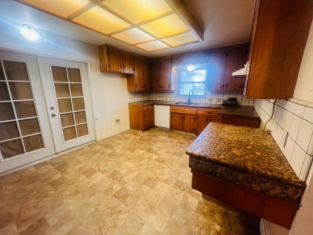 Image 4 of property listing at 636 Newton Drive, Dinuba, CA 93618