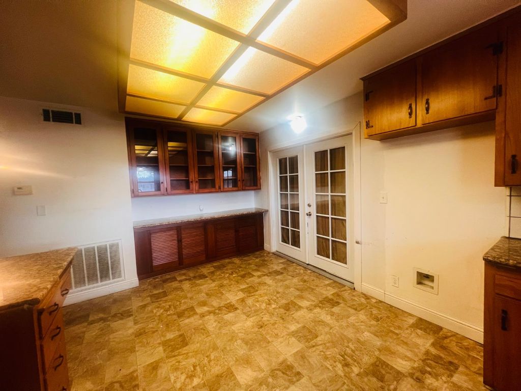 Image 5 of property listing at 636 Newton Drive, Dinuba, CA 93618