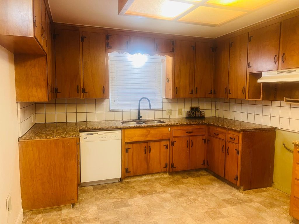 Image 6 of property listing at 636 Newton Drive, Dinuba, CA 93618