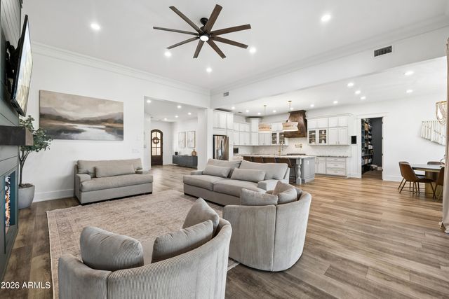 716 W MADDOCK Road, Phoenix, AZ 85086