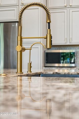 716 W MADDOCK Road, Phoenix, AZ 85086