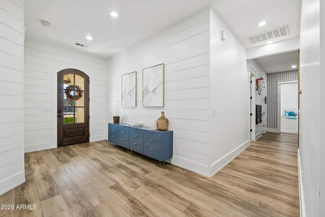 716 W MADDOCK Road, Phoenix, AZ 85086