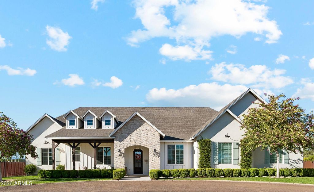 716 W MADDOCK Road, Phoenix, AZ 85086