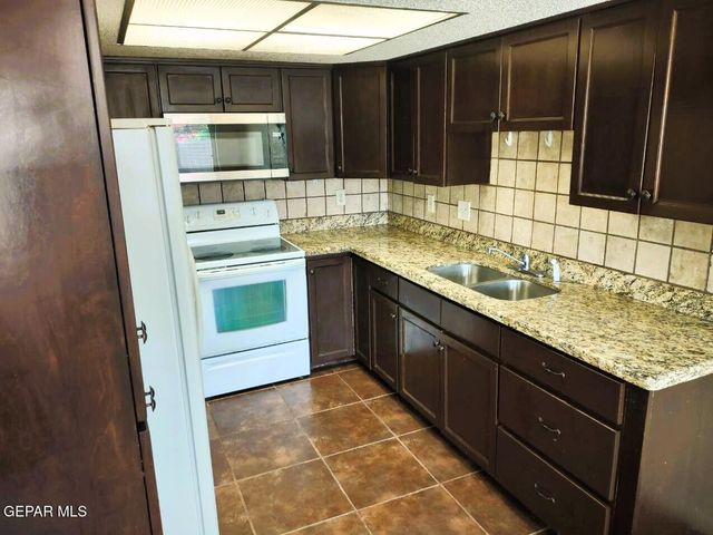 1913 Bobby Jones Drive D, El Paso, TX 79936