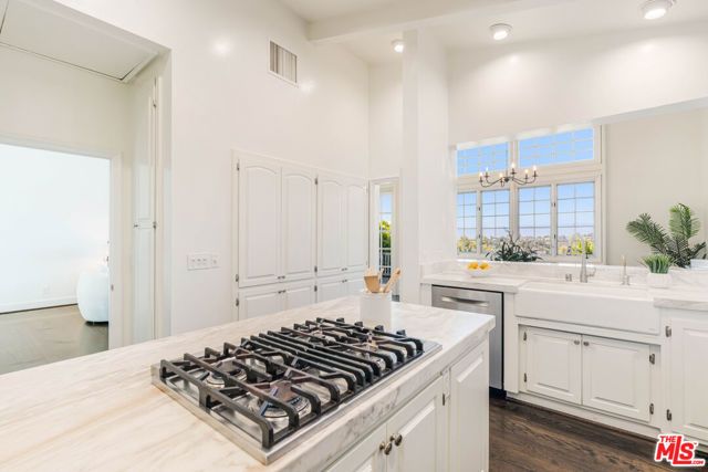 2204 The Terrace, Los Angeles, CA 90049