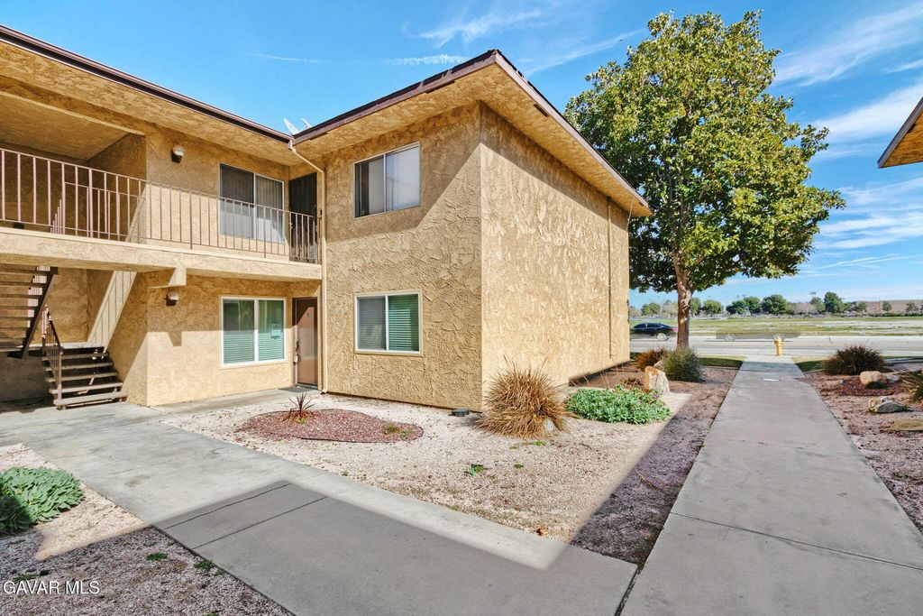 42935 15th Street Unit 8, Lancaster, CA 93534