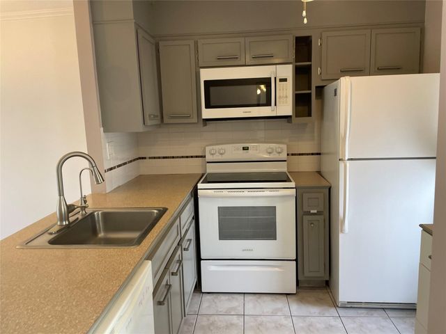 4421 NW 16th Street G211, Lauderhill, FL 33313