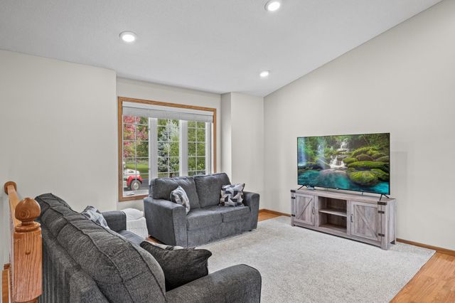 674 Lois Lane, Lino Lakes, MN 55014