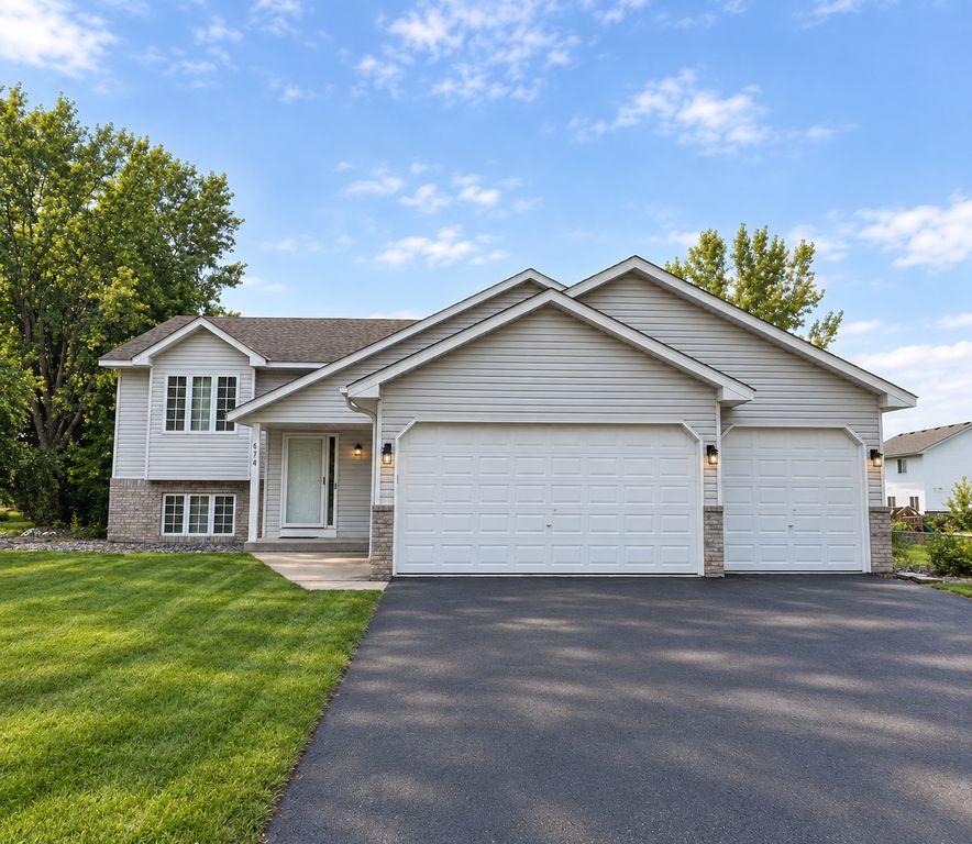 674 Lois Lane, Lino Lakes, MN 55014
