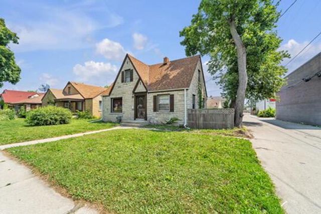 4024 N 44th STREET, Milwaukee, WI 53216