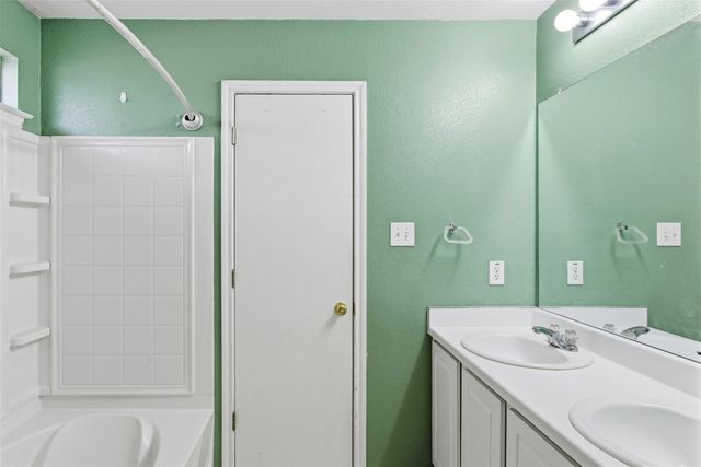 709 Lavaca LOOP, Elgin, TX 78621