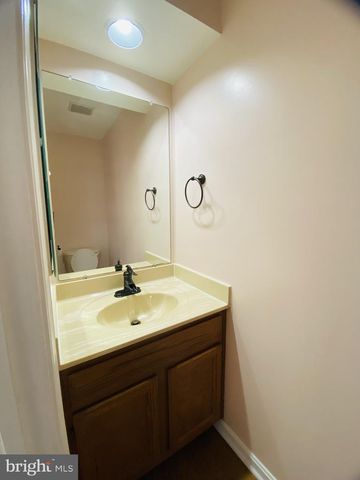 12888 HUNTERBROOK DR, Woodbridge, VA 22192