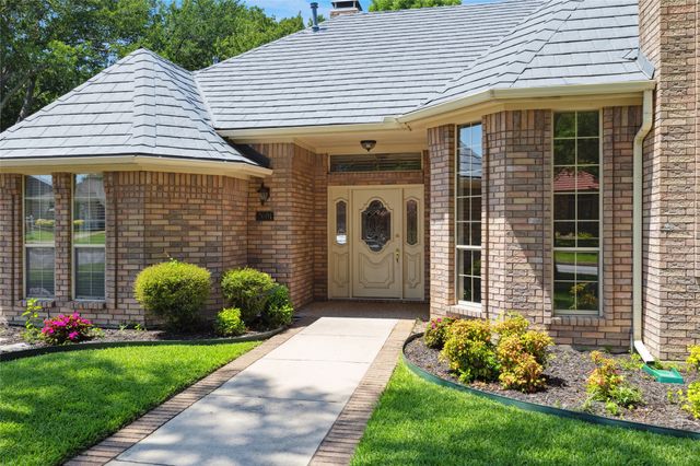 2001 Thames Drive, Arlington, TX 76017
