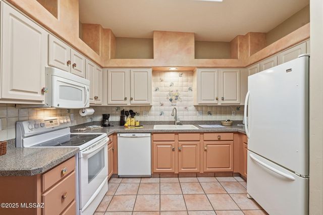 575 W Via Rosaldo, Green Valley, AZ 85614