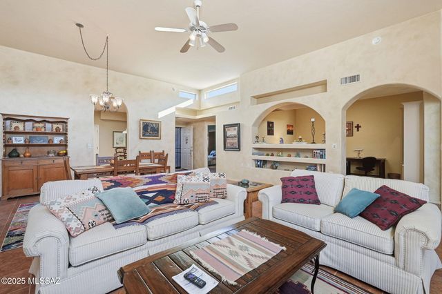 575 W Via Rosaldo, Green Valley, AZ 85614