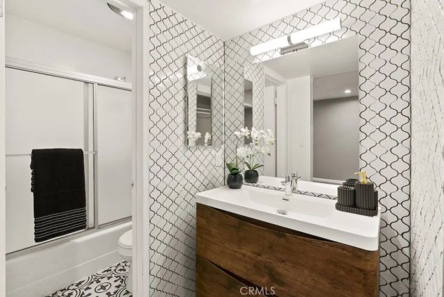 18620 Hatteras Street 223, Tarzana, CA 91356