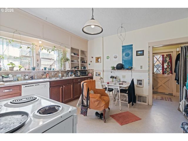 8536 Se STARK St, Portland, OR 97216