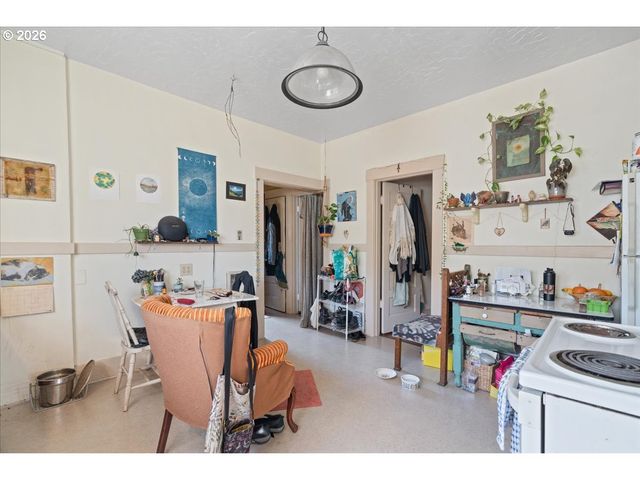 8536 Se STARK St, Portland, OR 97216