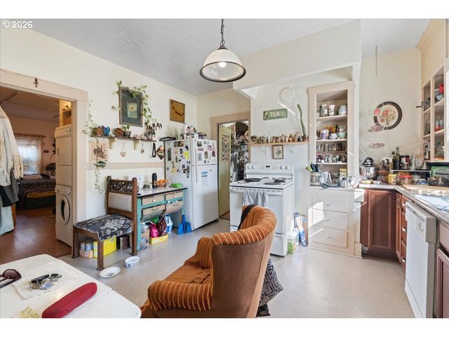 8536 Se STARK St, Portland, OR 97216