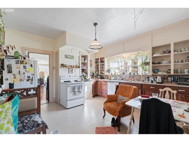 8536 Se STARK St, Portland, OR 97216