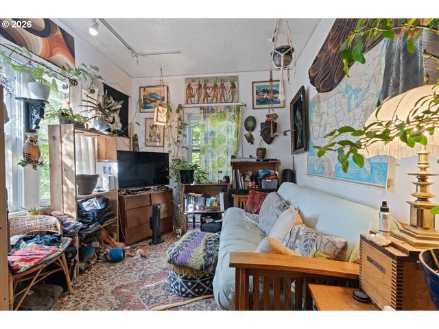 8536 Se STARK St, Portland, OR 97216