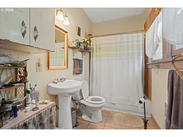 8536 Se STARK St, Portland, OR 97216