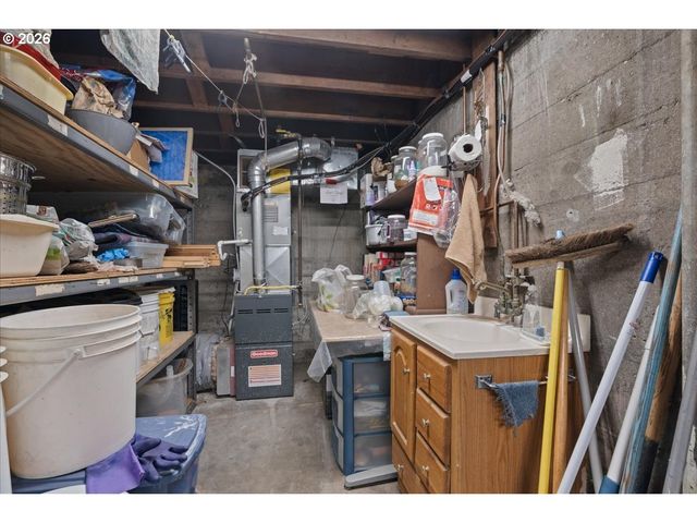 8536 Se STARK St, Portland, OR 97216