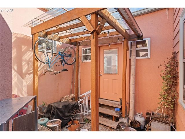 8536 Se STARK St, Portland, OR 97216