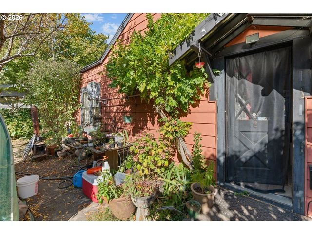8536 Se STARK St, Portland, OR 97216