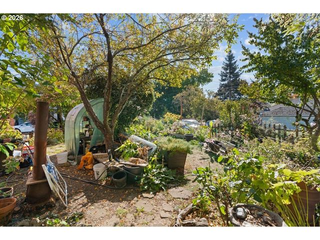 8536 Se STARK St, Portland, OR 97216