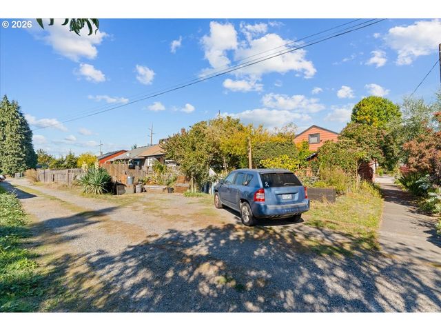 8536 Se STARK St, Portland, OR 97216
