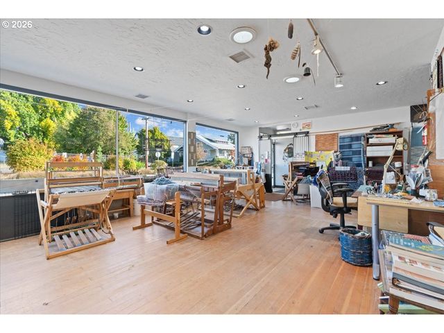 8536 Se STARK St, Portland, OR 97216