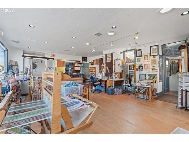 8536 Se STARK St, Portland, OR 97216