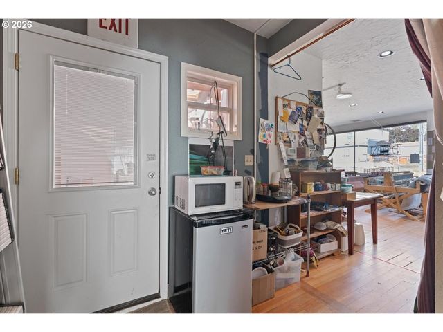 8536 Se STARK St, Portland, OR 97216