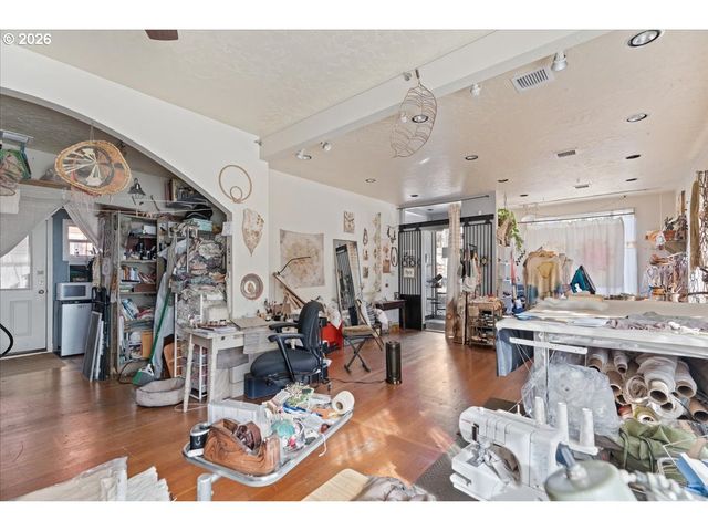 8536 Se STARK St, Portland, OR 97216