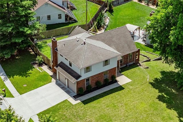 5233 NW Old Pike Road, Gladstone, MO 64118