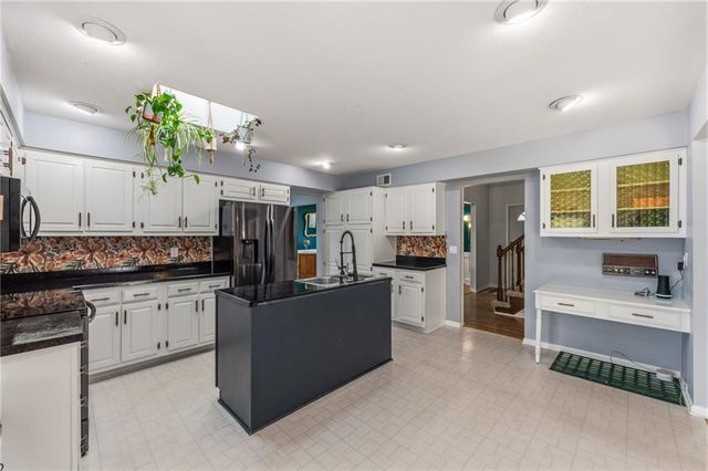 5233 NW Old Pike Road, Gladstone, MO 64118