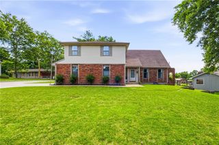 5233 NW Old Pike Road, Gladstone, MO 64118