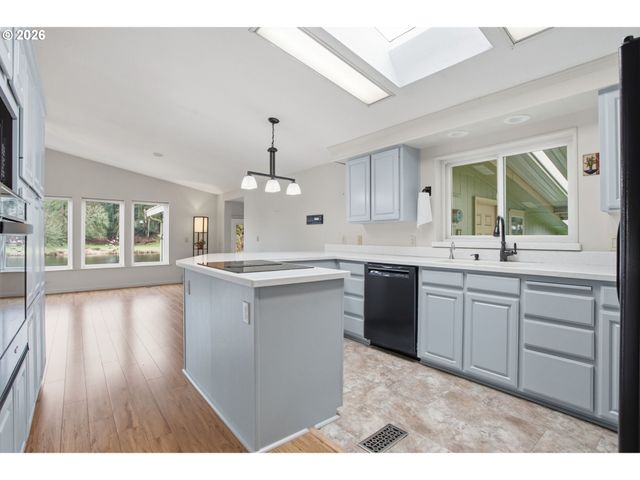 3355 N DELTA Hwy 105, Eugene, OR 97408